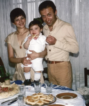 Famiglia anni 70 festeggia il compleanno del figlio