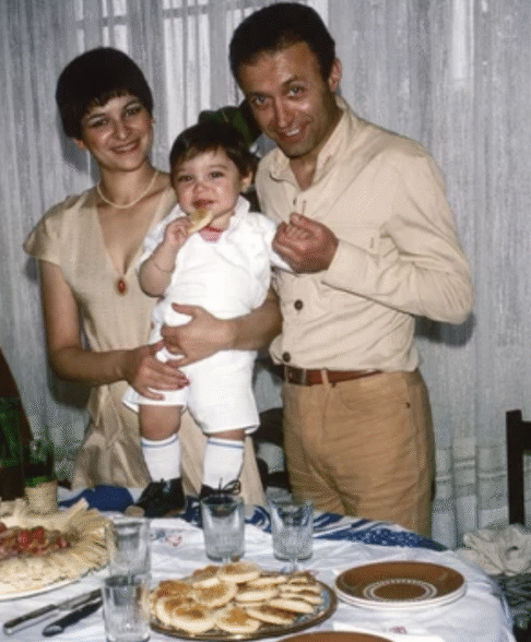 Famiglia anni 70 festeggia il compleanno del figlio